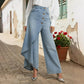 Asymmetrische wrap jeans 👖 Een combinatie van culottes en een pantalon, met een hoge taille voor een optisch langer lijkend effect, wijde pijpen en een zwierige pasvorm, en diagonaal geplaatste knopen – transformeer jezelf direct in een fashionista! ✨