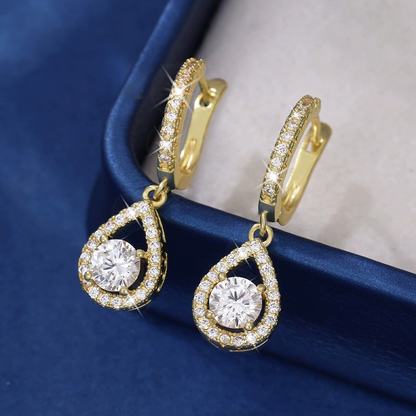 Druppelvormige Zirkonia-oorbellen 💧 Met precisie geslepen om te schitteren als diamanten. Dankzij de verfijnde pavézetting flatteren ze het gezicht op prachtige wijze — een veelzijdige keuze, perfect voor op het werk, een date of een avonddiner. ✨