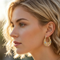 💛 NU 50% KORTING! 🌙 Vergulde halvemaanvormige oorringen met geëmailleerde bloemen – Delicate, bloemrijke charme en perfect voor dagelijkse elegantie of als cadeau 🌸